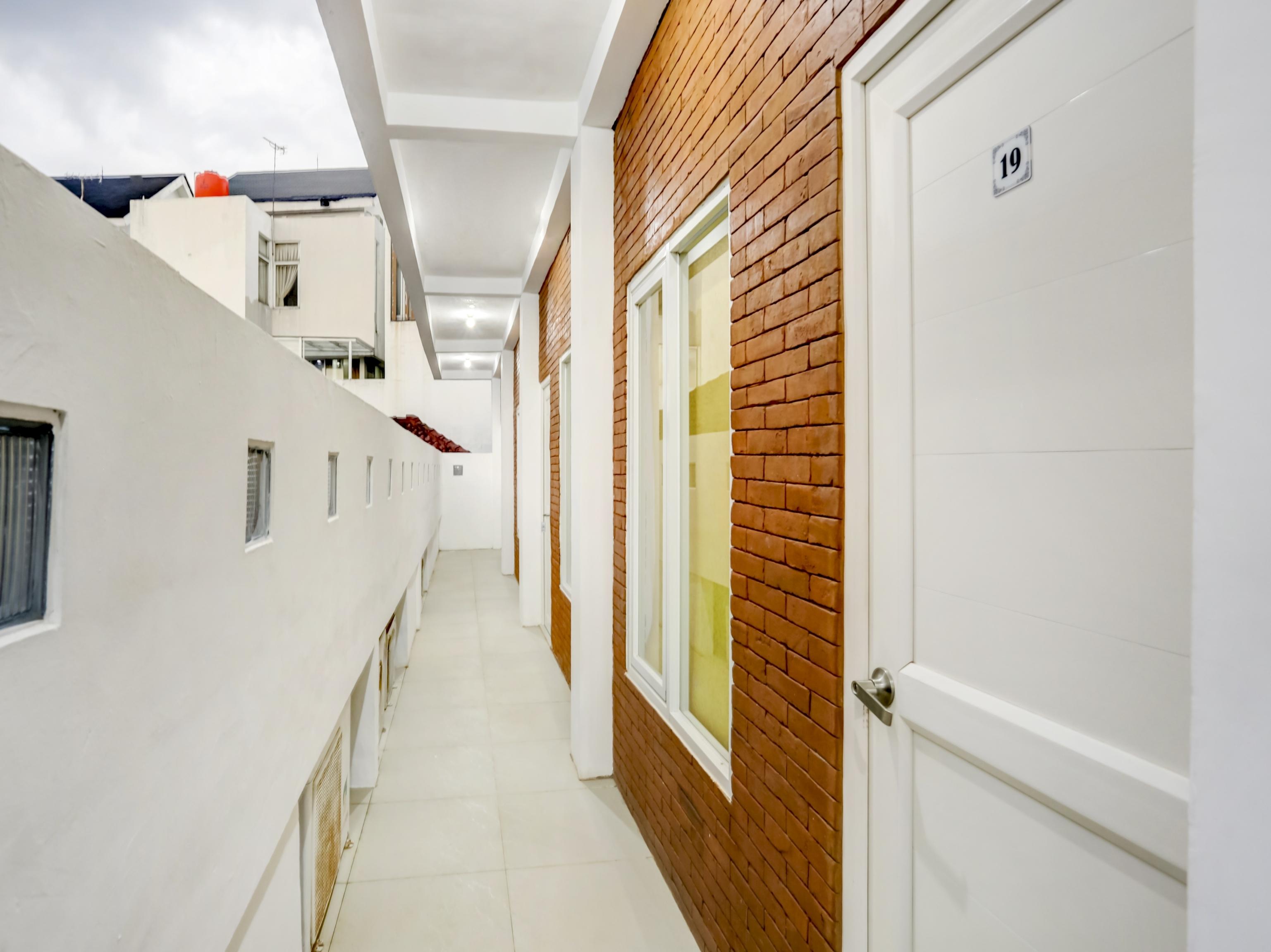 Oyo 90066 Tobana Pejaten House Jakarta Exterior foto